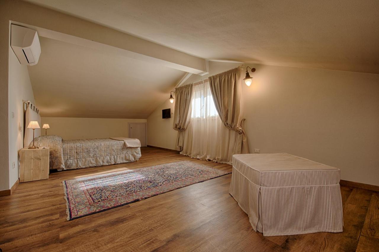 Agriturismo Poderedodici 奥尔贝泰洛 外观 照片